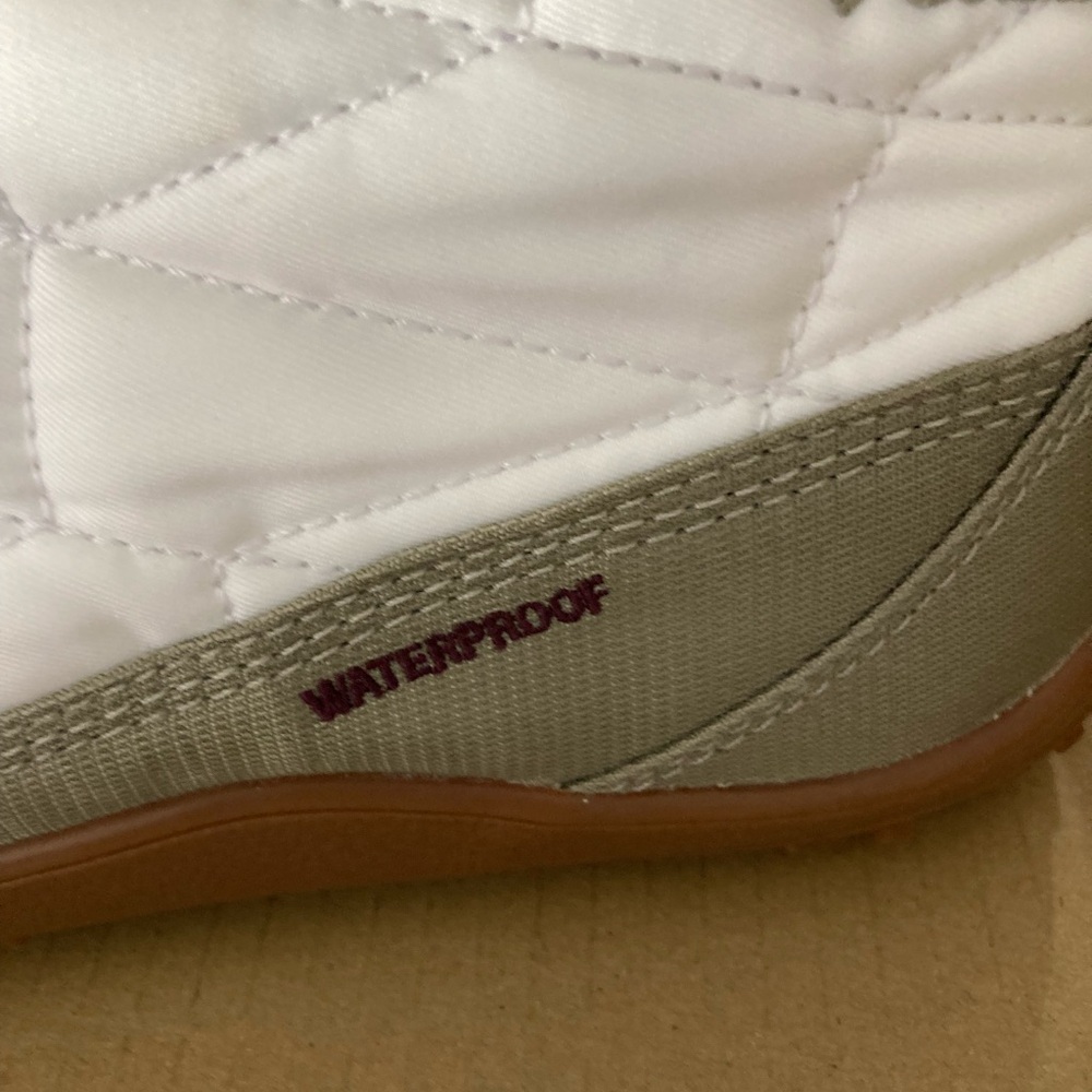 Columbia White and Gray Quilted Winter Boots - Picture 7 of 9